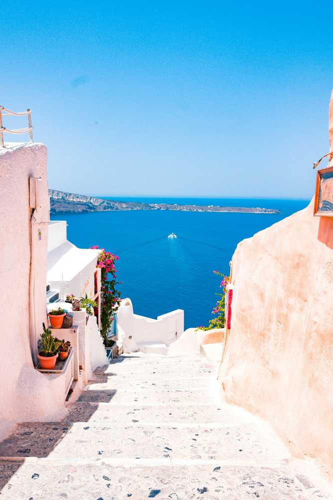 Luura Cliff Opens as an Adults-Only Cliffside Retreat on Paros
