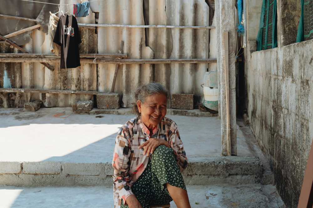 authentic cacio e pepe, pasta dish, Rome, close-up food photography, pecorino cheese, black pepper, rustic plate