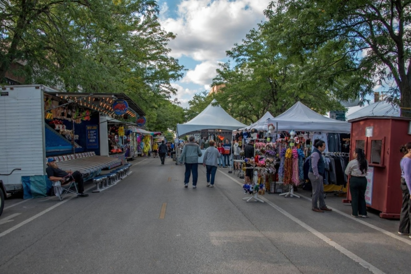 Chicago craft beer, flight of beers, brewery taproom, city skyline background, artisanal beer, tasting paddle}