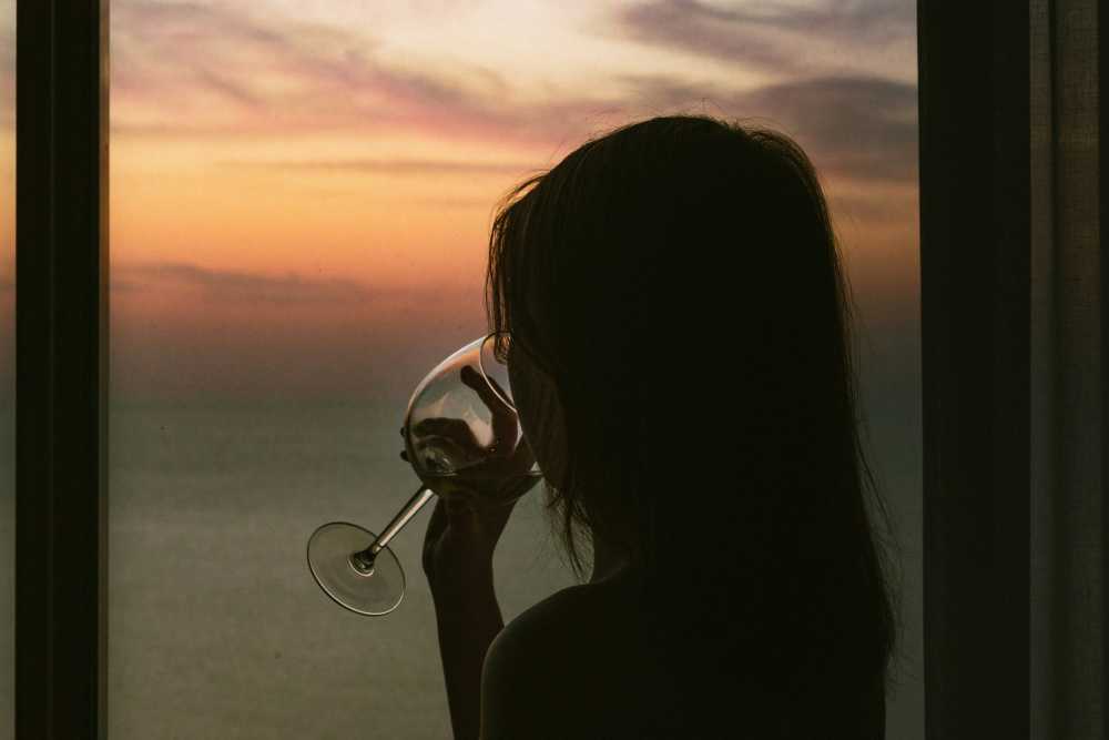 food hall, bustling market, solo traveler, choosing food, communal seating, casual dining, diverse cuisine}