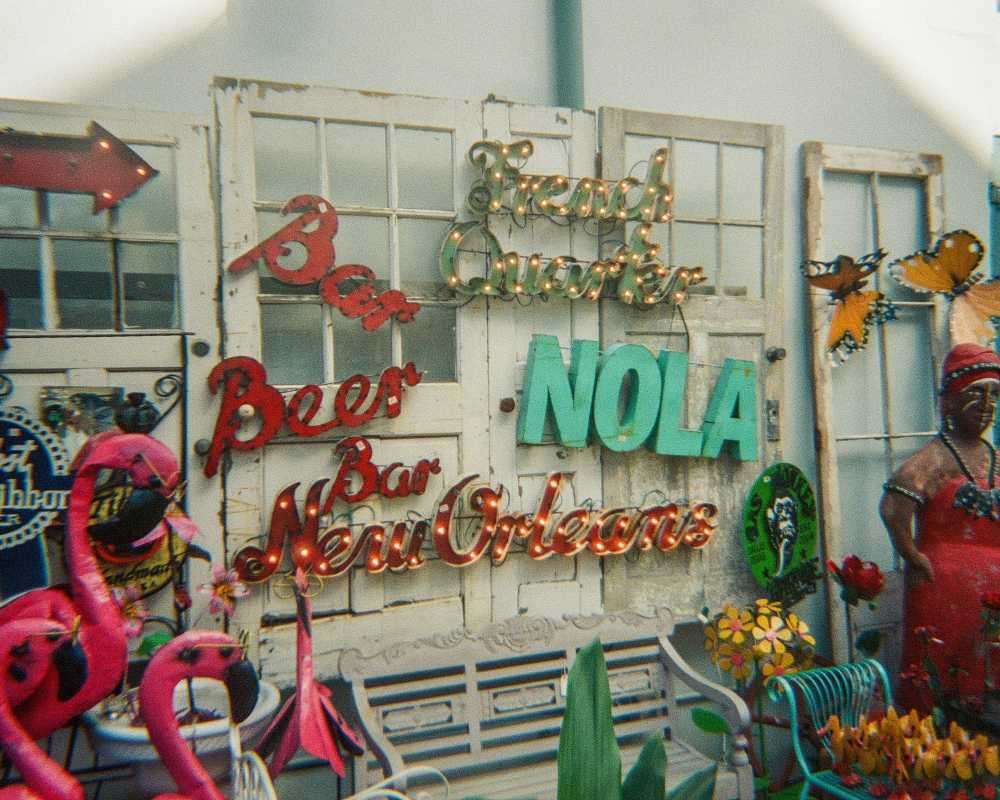craft margarita, New Orleans courtyard bar, cocktail with lime, historic setting, evening ambiance, upscale drink, relaxing atmosphere}