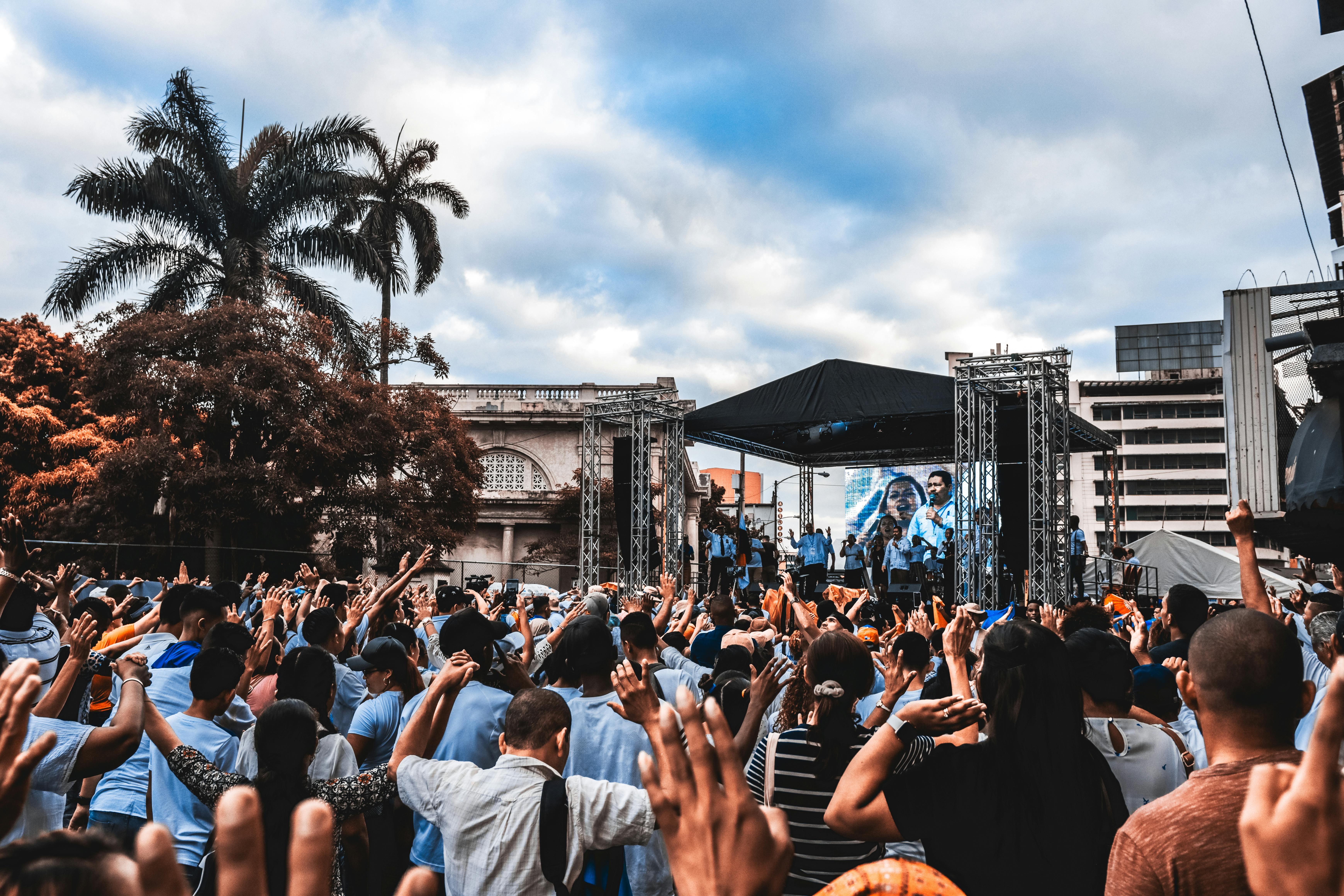 Chicago travel budget, daily cost breakdown, budget travel tips, mid-range expenses, luxury travel costs, pie chart, travel planning