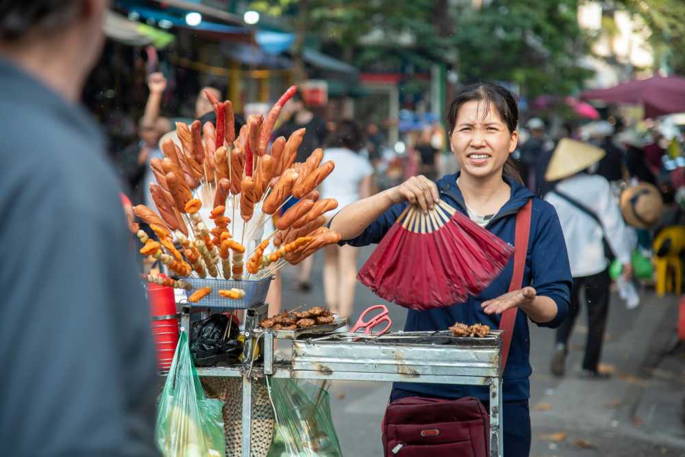 safe street food stall, busy with locals, clean vendor, steaming food, Bangkok, authentic experience}