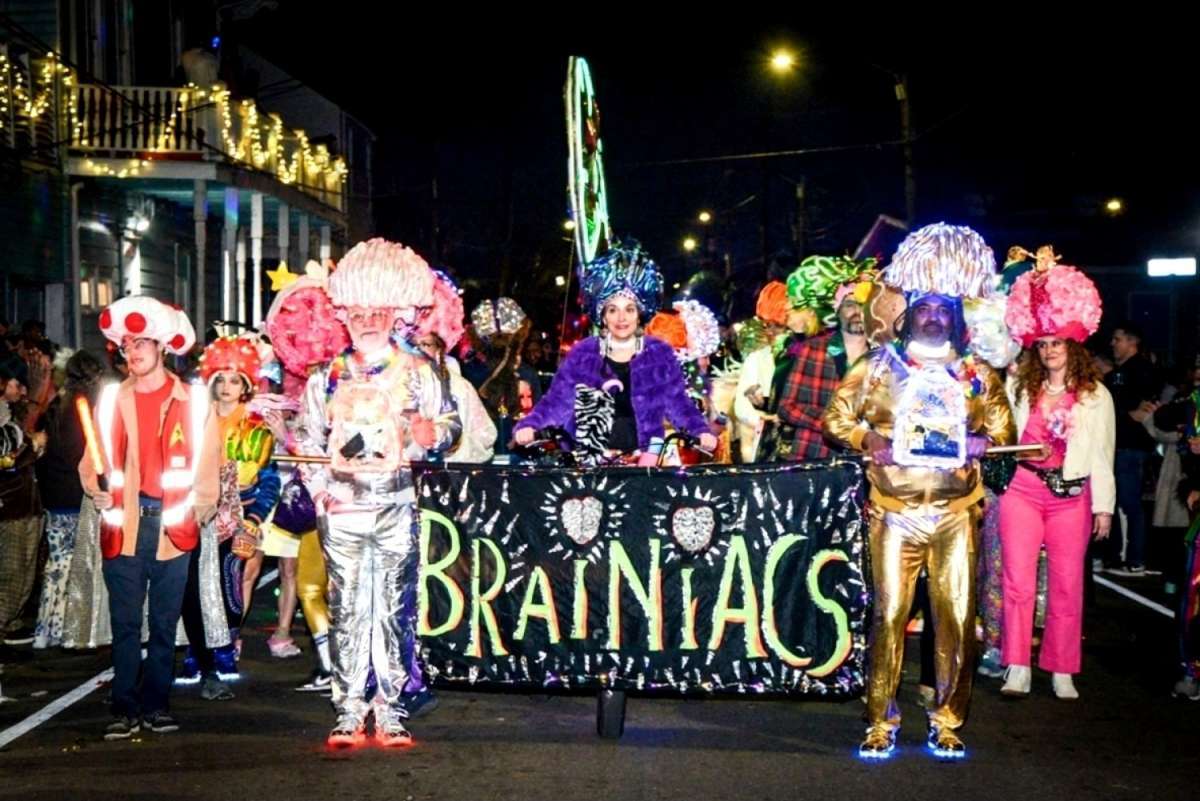 New Orleans parade route map, St. Charles Avenue, Canal Street, Uptown route, French Quarter, best viewing spots}