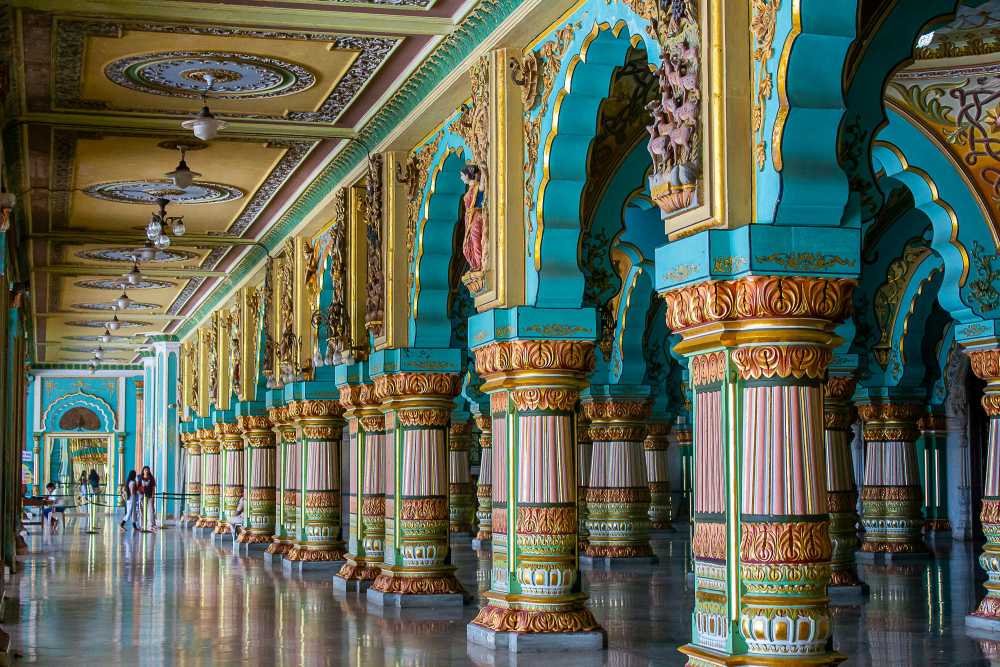 affiliate vs referral model, comparison chart, one-time commission, recurring revenue, network effect, creator economy}