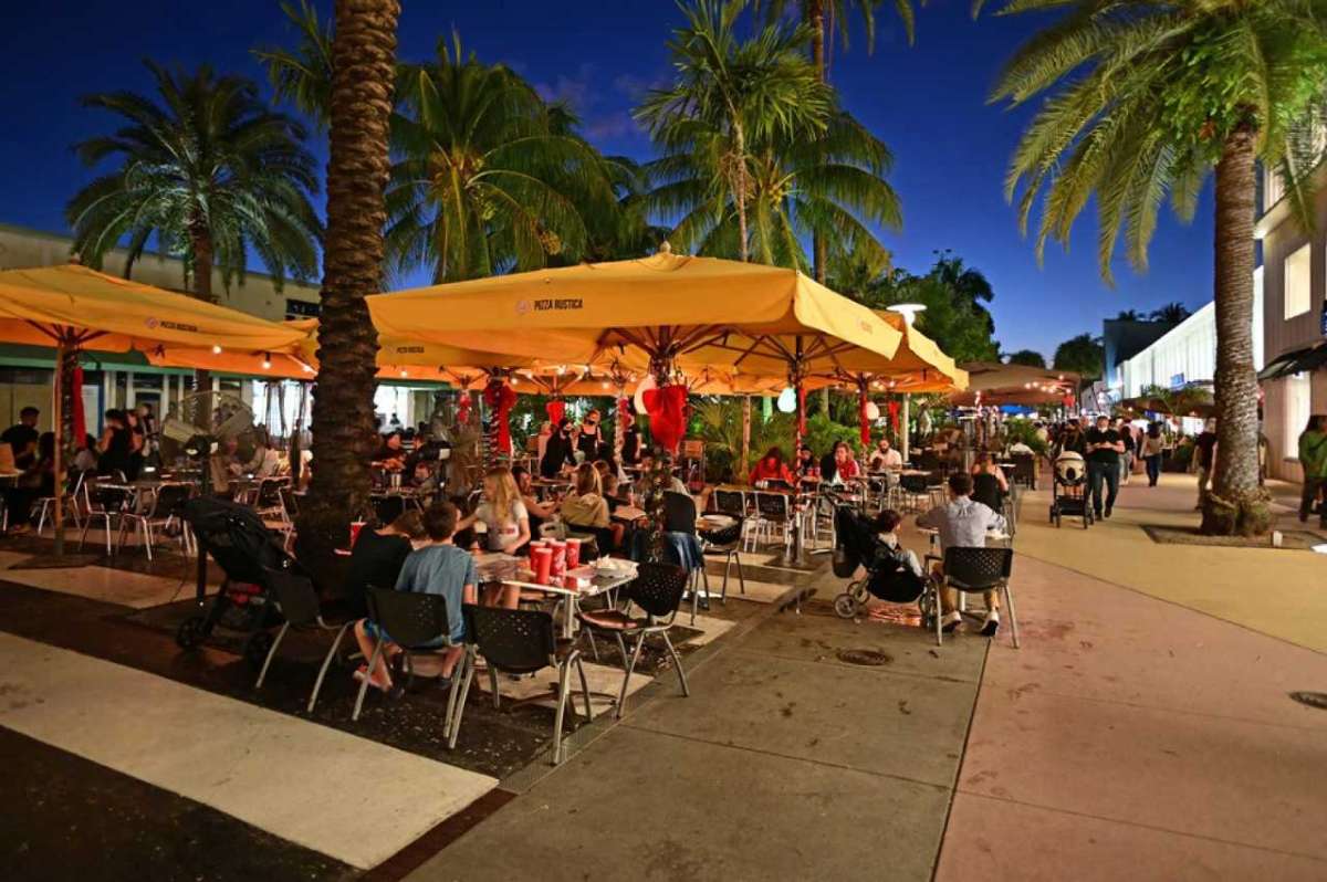 holiday lights photography tips, night mode camera, focus on lights, stable shot, capturing reflections, smartphone photography, camera settings}