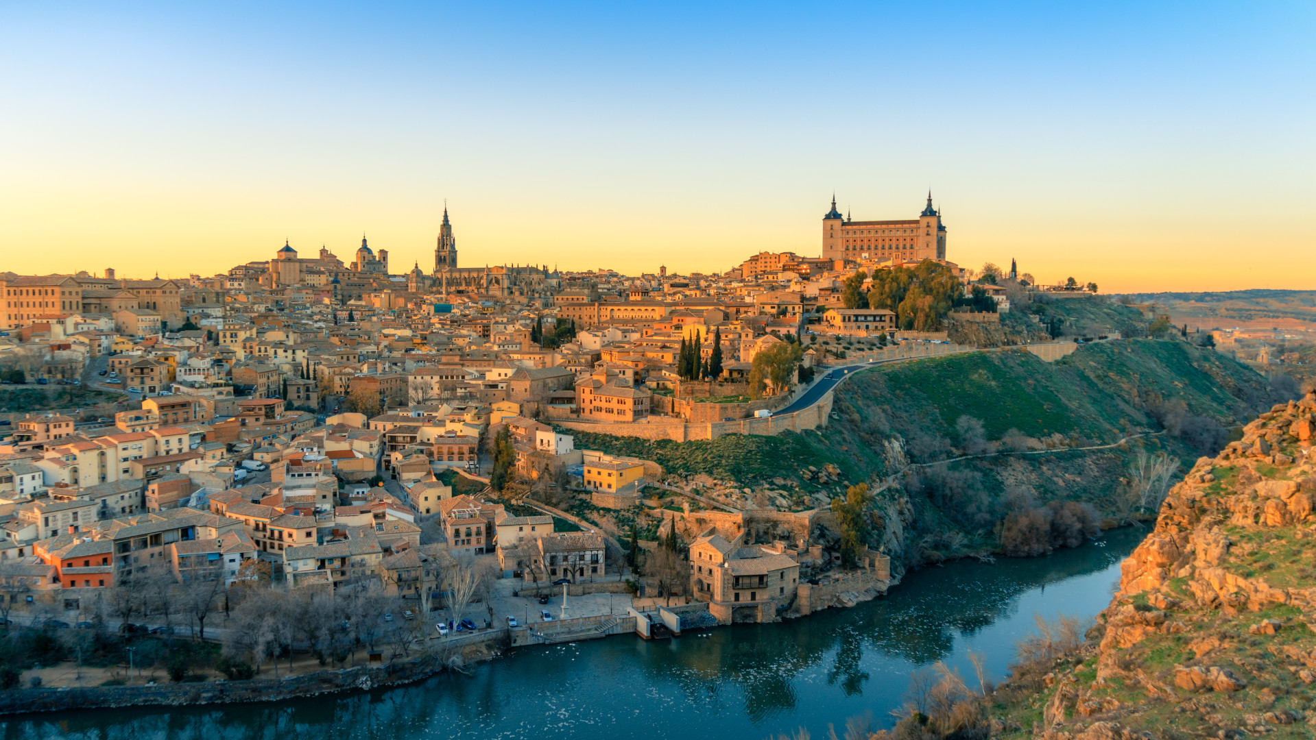 Spain Travel Guide: Barcelona, Madrid, Andalusia, and Coastal Itinerary
