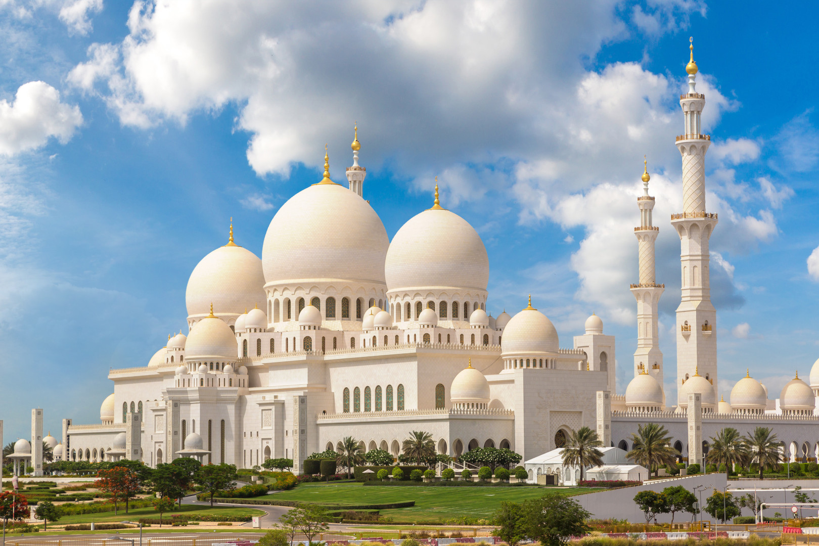 UAE Travel Guide: Dubai, Abu Dhabi, and Desert Adventures